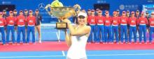 Novak y Sharapova ganan torneo y fans